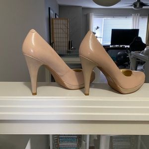 Nine West Pump. Leather. Tan platform. Comfortable